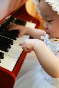 piano player baby